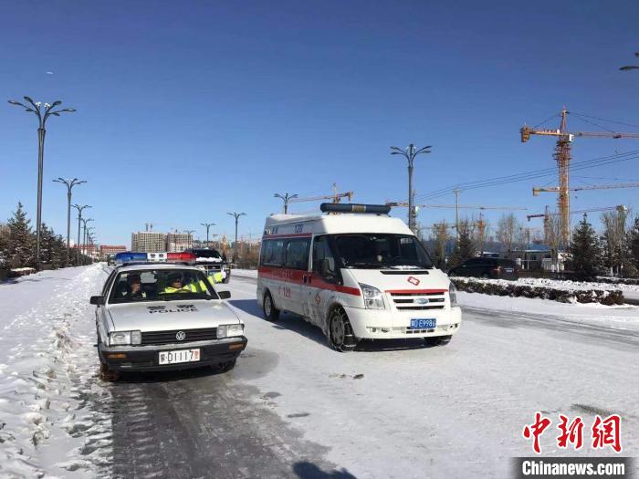 早产婴儿生命危急内蒙古赤峰多地交警雪中接力送医