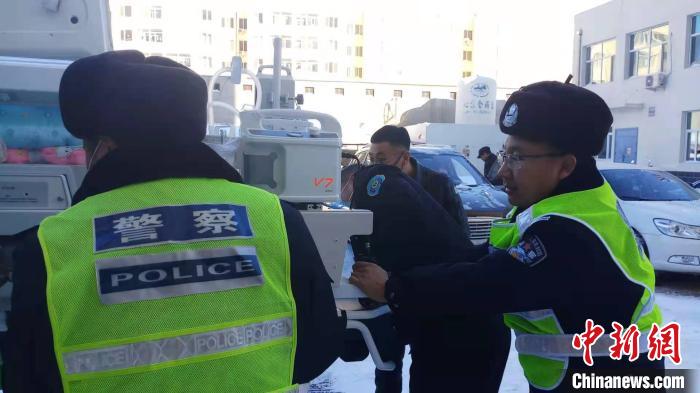 早产婴儿生命危急内蒙古赤峰多地交警雪中接力送医