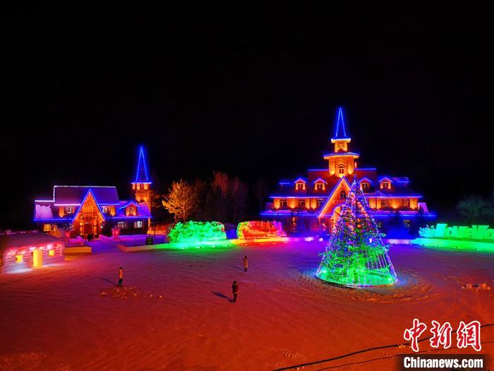 中国最北雪雕园开园迎客