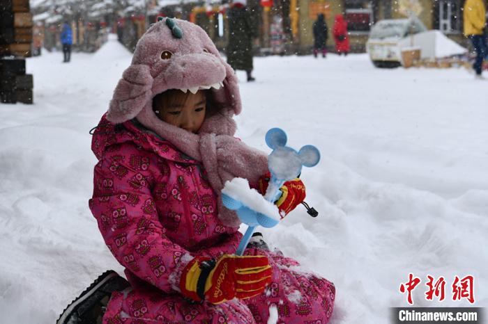 中国雪乡迎雪开园：喊声“哈腰挂”体验原汁东北林区民俗