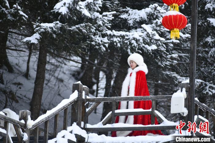 中国雪乡迎雪开园：喊声“哈腰挂”体验原汁东北林区民俗