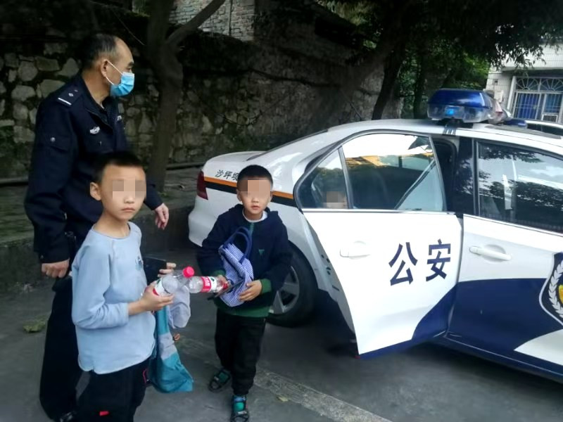 小学生组团上山游玩，却忘记回去的路……