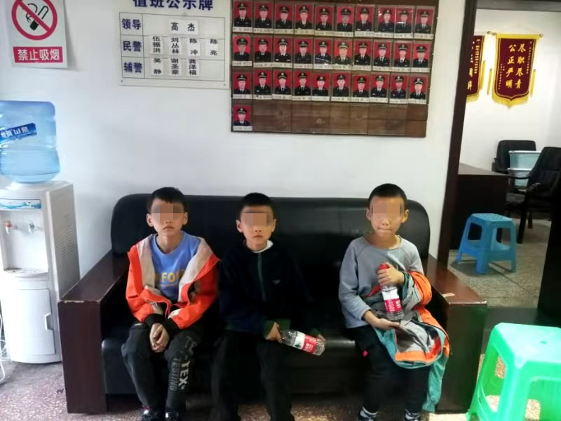 小学生组团上山游玩，却忘记回去的路……
