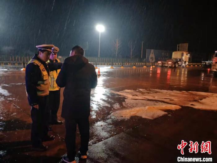 河南三门峡境内突降大雪高速路警联动除雪保通