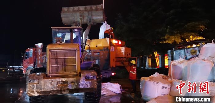 河南三门峡境内突降大雪高速路警联动除雪保通
