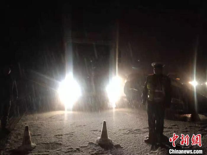 河南三门峡境内突降大雪高速路警联动除雪保通