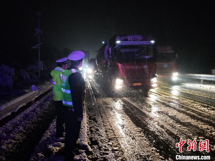 河南三门峡境内突降大雪高速路警联动除雪保通
