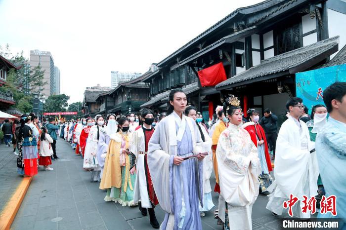 四川成都：千人汉服大巡游民众共赏华裳之美