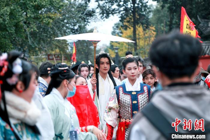 四川成都：千人汉服大巡游民众共赏华裳之美