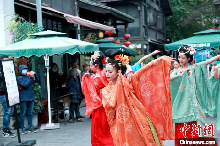 四川成都：千人汉服大巡游民众共赏华裳之美