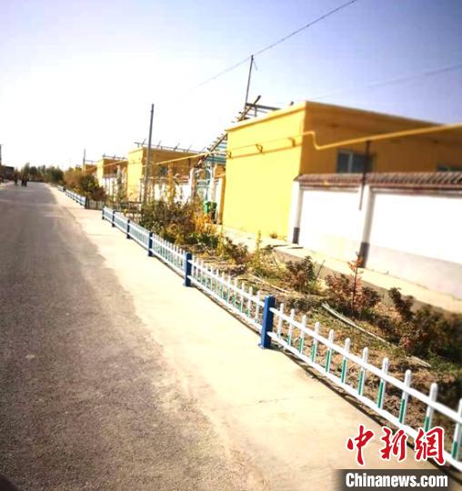 新疆和田：沙丘上建起新村贫困户变种植能手