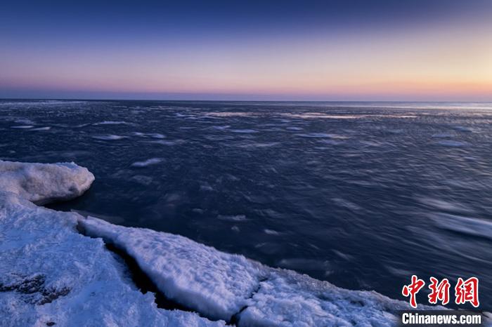 暴雪后中俄最大界湖呈现“流冰排”景象
