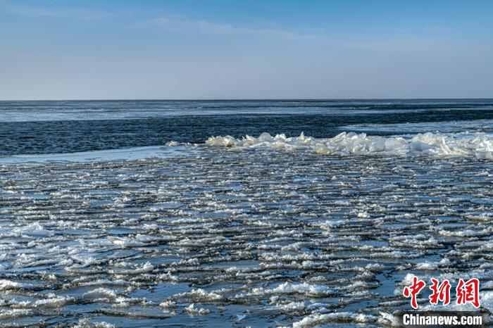 暴雪后中俄最大界湖呈现“流冰排”景象