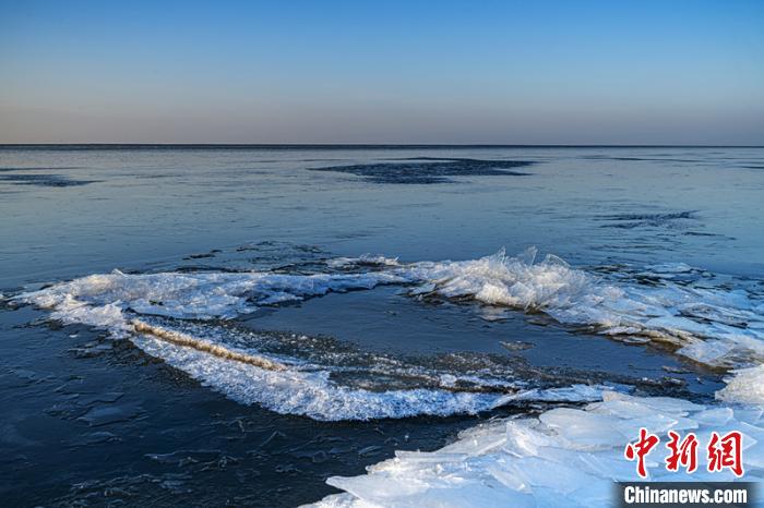 暴雪后中俄最大界湖呈现“流冰排”景象