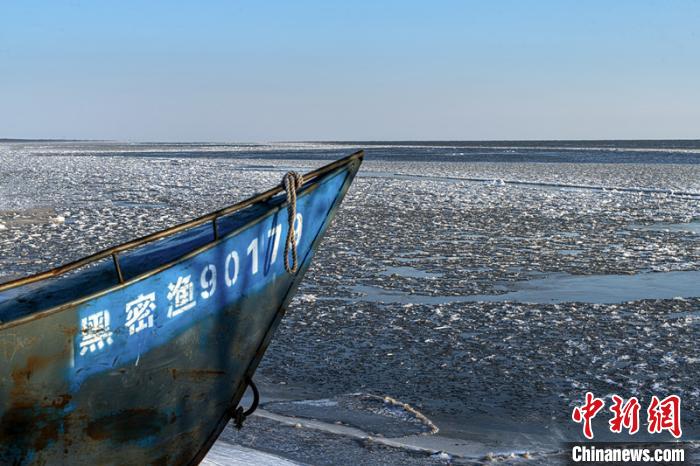 暴雪后中俄最大界湖呈现“流冰排”景象