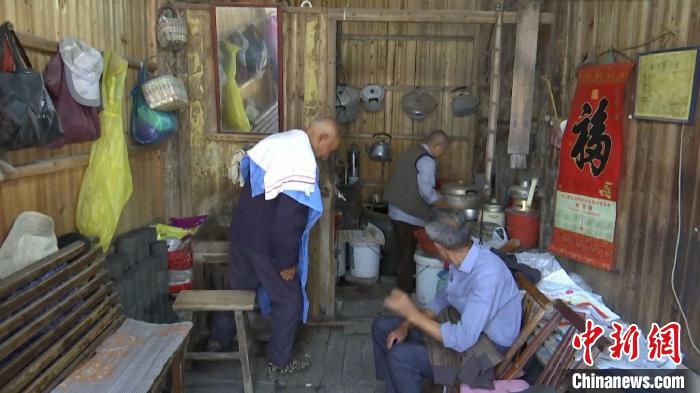 安徽休宁：77岁剃头匠坚守传统理发技艺近60年如一日