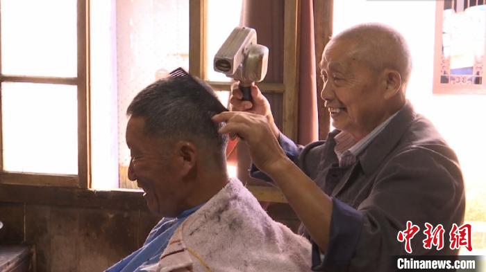 安徽休宁：77岁剃头匠坚守传统理发技艺近60年如一日
