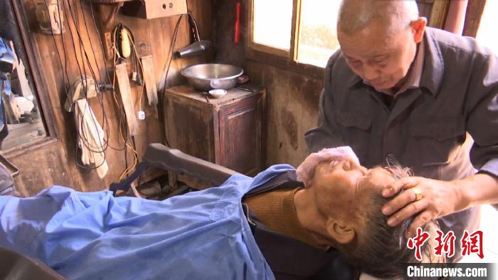 安徽休宁：77岁剃头匠坚守传统理发技艺近60年如一日