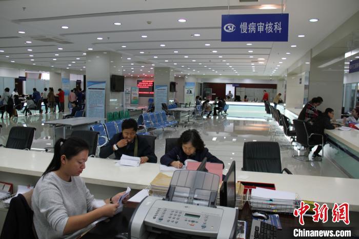 青海织密医疗保障网破“看病贵”难题