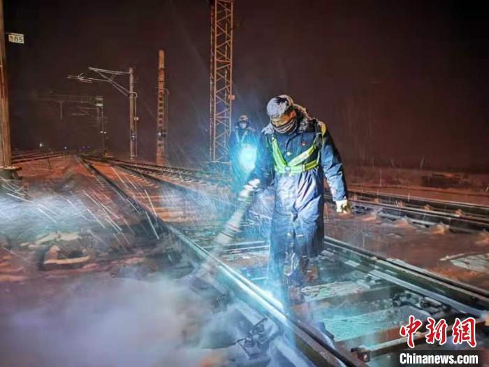 新疆铁路部门积极应对降雪降温天气保证旅客安全出行