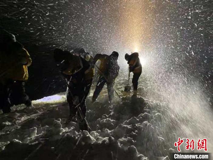 新疆铁路部门积极应对降雪降温天气保证旅客安全出行