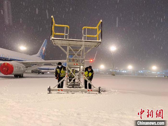 乌鲁木齐再迎大规模降雪多个航班取消