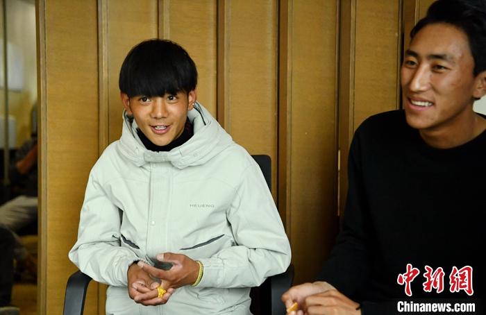 四川藏族小伙意外走红引爆舆论场：世界很大，仍最爱家乡