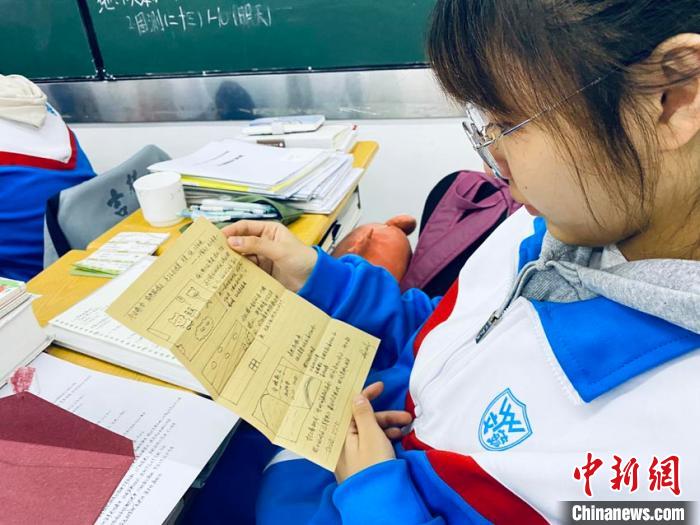 毕业生给高三考生手写49封书信：鼓励“新人”放松心态备考