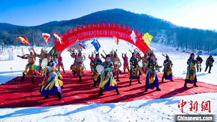 中国北疆玉泉狩猎场嬉雪谷开放引八方游客欢乐嬉雪