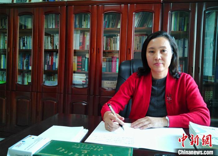 蒙古族女干部塔娜用赤诚之心帮贫困户叩开“幸福门”