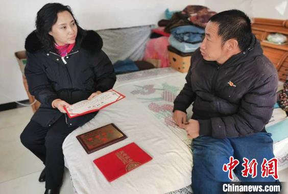 蒙古族女干部塔娜用赤诚之心帮贫困户叩开“幸福门”