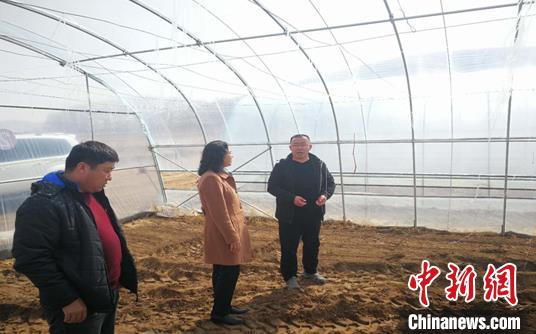 蒙古族女干部塔娜用赤诚之心帮贫困户叩开“幸福门”