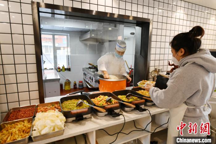 长春社区开设助老餐厅探索解决老人“吃饭难”