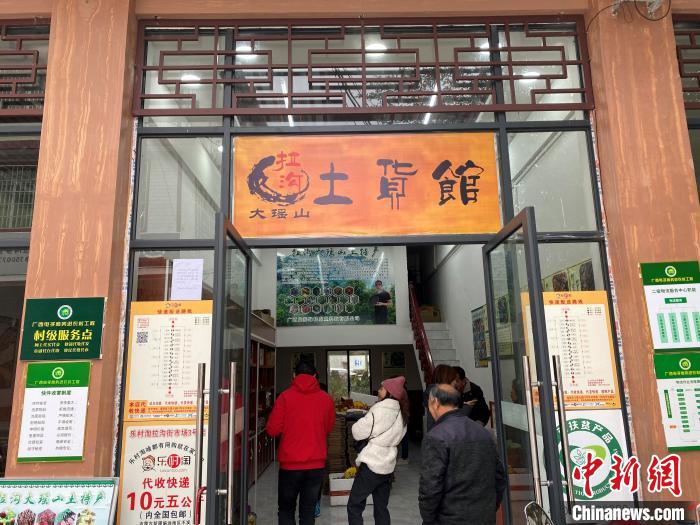 广西鹿寨贫困户玩直播带货变身创业新星以电商帮老乡卖滞销农产品
