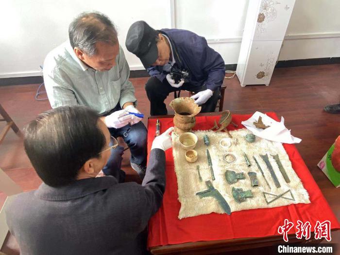 广西贺州破获盗掘古墓大案追回19件国家级文物