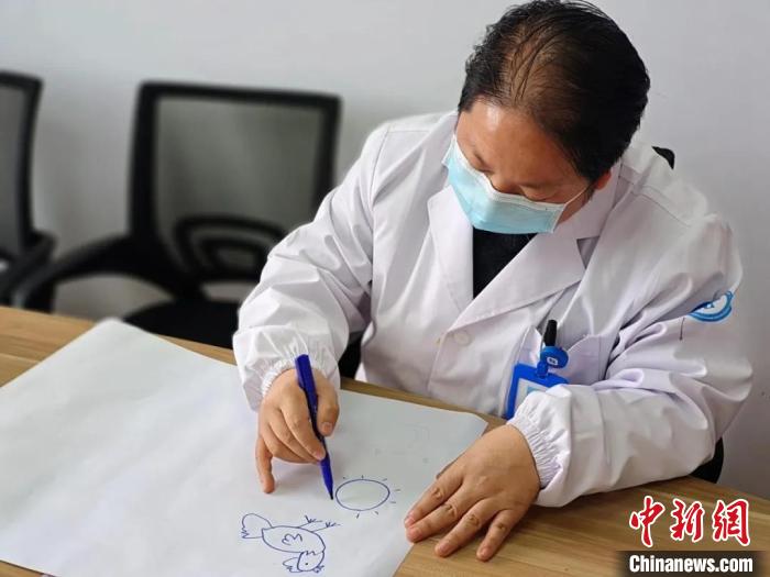 浙江三门暖心医生为不识字老人手绘“公鸡下蛋图”