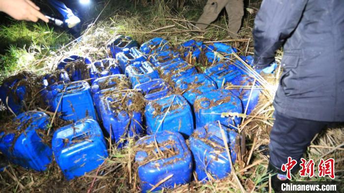 湖北沙洋警方捣毁“制毒工厂”查获原料近2吨