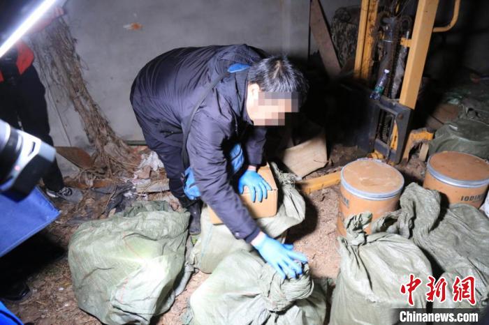 湖北沙洋警方捣毁“制毒工厂”查获原料近2吨