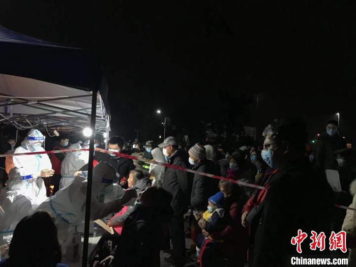 直击成都市郫都区核酸检测现场：众志成城抗疫情民众“感觉很安心”