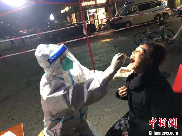 直击成都市郫都区核酸检测现场：众志成城抗疫情民众“感觉很安心”