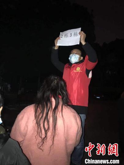 直击成都市郫都区核酸检测现场：众志成城抗疫情民众“感觉很安心”