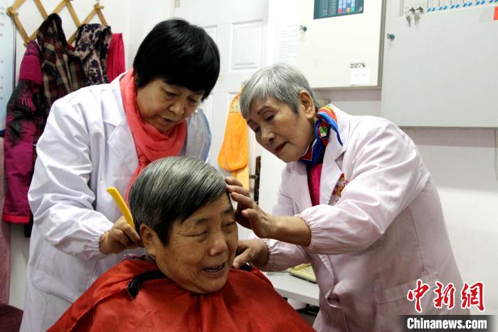 八旬老人义务剪发50余载带领“银发服务队”温暖一座城
