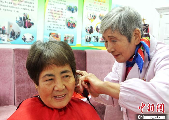 八旬老人义务剪发50余载带领“银发服务队”温暖一座城