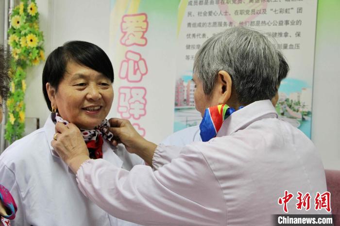 八旬老人义务剪发50余载带领“银发服务队”温暖一座城