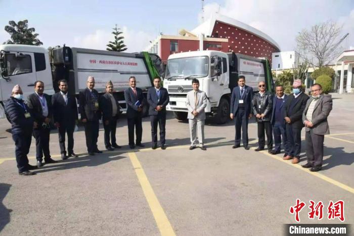西藏拉萨援助尼泊尔加德满都两台垃圾清运车
