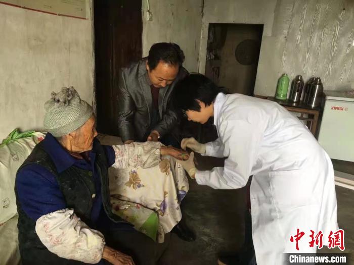 湖北兴山一村医扎根深山30年：当好“健康守门人”