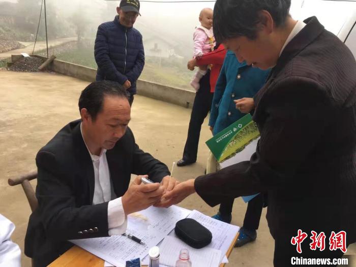 湖北兴山一村医扎根深山30年：当好“健康守门人”