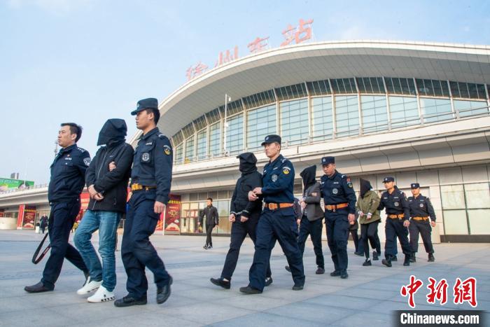 江苏摧毁特大吸食、贩卖“笑气”犯罪团伙警方移送起诉18人