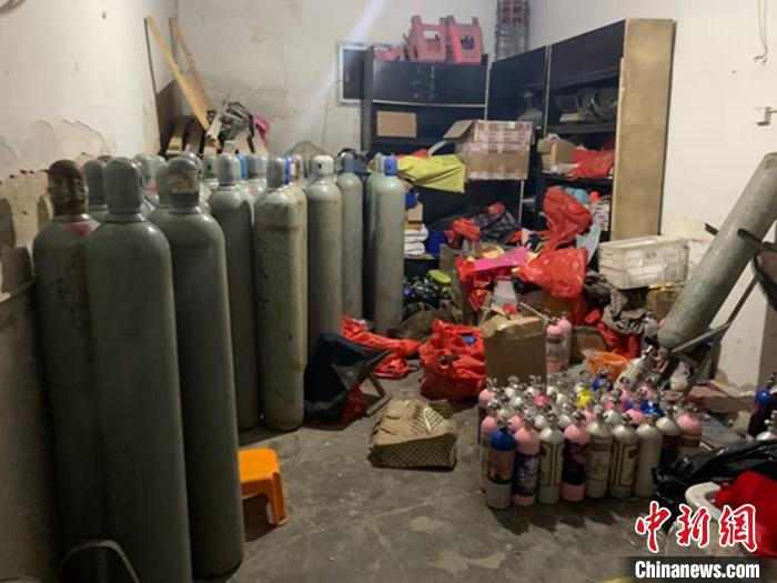 江苏摧毁特大吸食、贩卖“笑气”犯罪团伙警方移送起诉18人