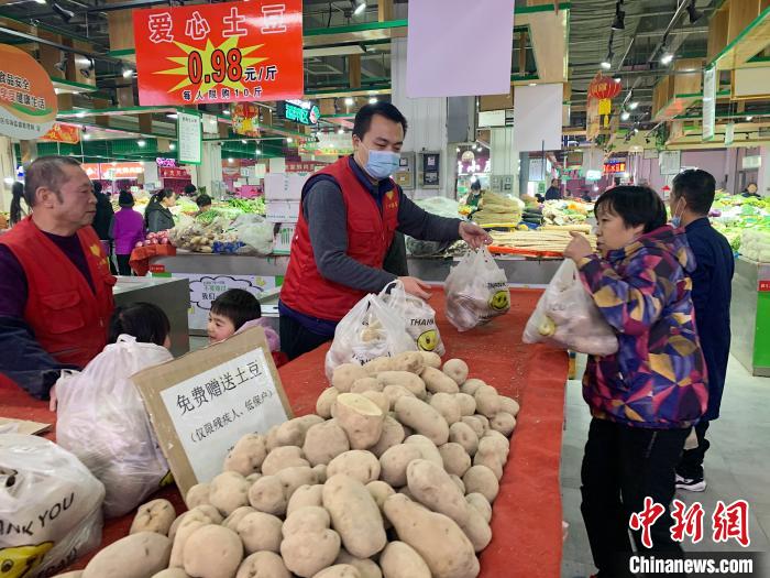 青海西宁：爱心超市暖人心